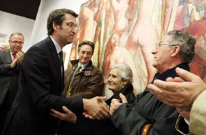  Feijóo saluda a la esposa y a los hijos de Díaz Pardo, en la inauguración de la muestra del pintor en la Casa da Parra.