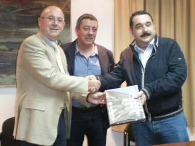  Manuel Luis Rodríguez entrega un presente a César Blanco de la Academia Postal, en presencia de José Tobío del IFES.