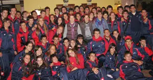  Las responsables de Emigración, con el grupo de jóvenes chilenos en unl llagar en Gijón.