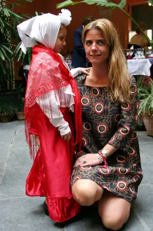 Victoria Cristóbal, con una niña vestida de madrileña en La Habana.