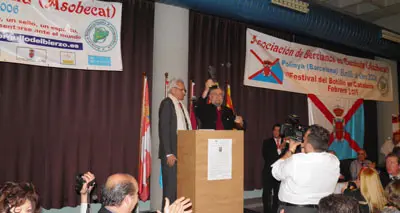 Luis del Olmo entrega el galardón a Gustavo Vega dentro del Festival del Botillo celebrado en Barcelona.