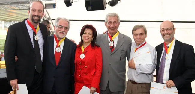  Manuel Diz, Francisco Viqueira, Pilar Pin, Antonio Roberto, Jes&uacute;s Salas y Antonio Casas lucen las medallas del &lsquo;Gremio&rsquo;.