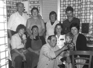  En los a&ntilde;os 80, Adela Fern&aacute;ndez Cruz realiz&oacute; su primera y &uacute;ltima visita a su familia paterna en Mugares, despu&eacute;s de dejar Galicia a los 5 a&ntilde;os. Adela, sentada a la izquierda.