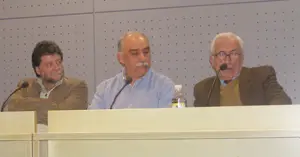  De izda. a dcha., P&eacute;rez Leira, Castro Rat&oacute;n, concejal de Cultura de Vilagarc&iacute;a, y Neira Vilas, en el Festival.