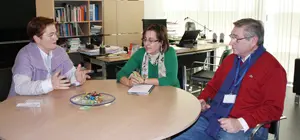  Teresa Ordiz –a la izquierda–, con el presidente de la Peña Eloy de Bruselas y la directora de la Agencia de Emigración, Begoña Serrano.