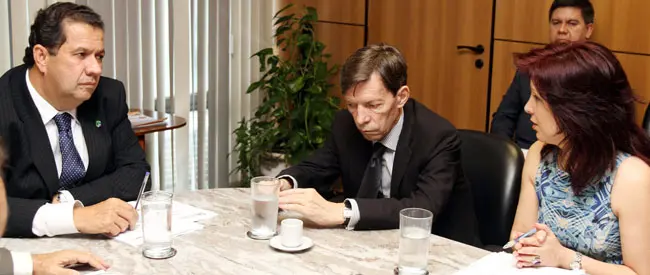  Pilar Pin durante la reuni&oacute;n con Carlos Lupi y Carlos Alonso Zaldivar. 