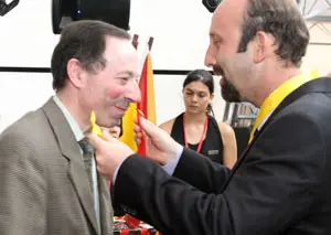   El alcalde de Beariz, Manuel Prado, recibiendo la medalla del centenario del 'Gremio Espa&ntilde;ol' de Belo Horizonte. 