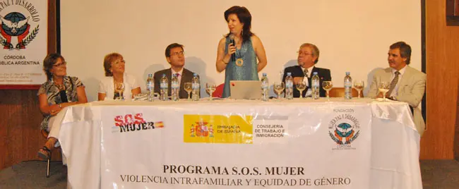 Pilar Pin durante su intervención. En la mesa están -de izda. a dcha.- Graciela Santiago, María Teresa Puga, Rafael Soriano, Pilar Pin, Gabriel Pedetta y Walter Grahovac.