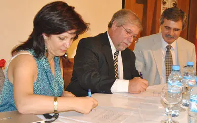 Pilar Pin, Gabriel Pedetta y Walter Grahovac firman la carta de intenciones. 