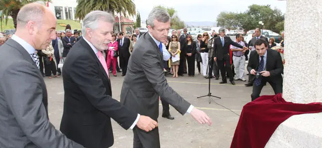  Rueda y Camba, junto al cónsul general, poco antes de inaugurar el cruceiro.
