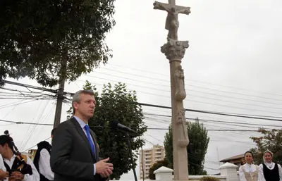  Alfonso Rueda, durante su discurso en la inauguraci&oacute;n del cruceiro en Valpara&iacute;so.