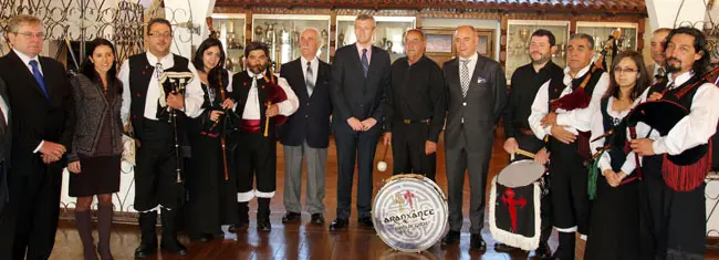  Los dos dirigentes de la Xunta, durante la visita a la Sociedad Espa&ntilde;ola de Punta Arenas.