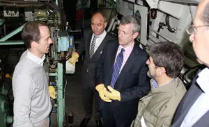  Un momento de la visita de Rueda y Camba a Pescachile. 