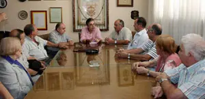  Fern&aacute;ndez Moreda, durante la reuni&oacute;n en el 'Hogar'.