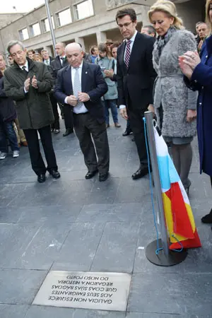  Ramiro Vieito &ndash;2&ordm; izda.&ndash; descubri&oacute; la placa.
