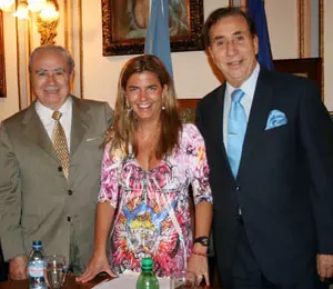 Victoria Cristóbal, flanqueada por José López Carballedo, presidente del Club Español, y Francisco Puebla, en su última visita a Argentina.