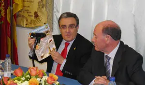  &Aacute;ngel Ros e Xos&eacute; Terceiro, durante a presentaci&oacute;n do n&uacute;mero 24 da revista &lsquo;Xurdimento&rsquo;.