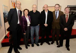  Francisco Rodr&iacute;guez &ndash;3&ordm; por la izda.&ndash;, junto a otros diputados e invitados a la conferencia.