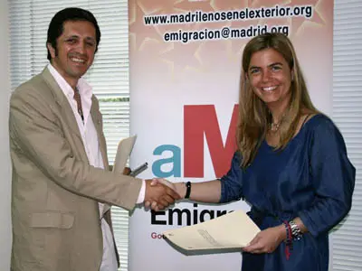 El presidente del Centro Madrileño de Mar del Plata y Victoria Cristóbal se saludan tras la firma del convenio.