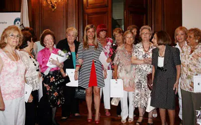 Cristóbal junto a integrantes de la Comisión de Damas de Beneficencia del Hospital Español de Buenos Aires y la presidenta del Hospital, Elma Espisúa.