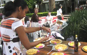Una asistente a la fiesta fotografía las tortillas.