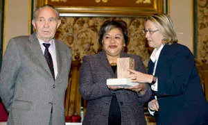 La presidenta de la Diputación de Salamanca, Isabel Jiménez, junto a María Enriqueta Cerón Velásquez.