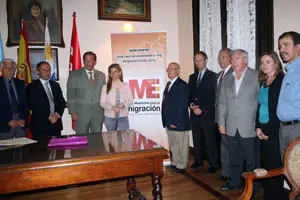  La directora de la Agencia Madrileña de Emigración, junto a las autoridades del Centro Gallego, tras la firma del convenio. 