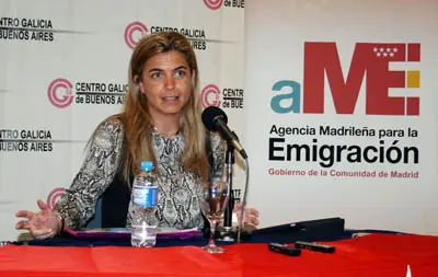 Victoria Cristóbal durante su disertación en el Centro Galicia de Buenos Aires.