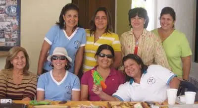  Sentadas de izda. a dcha., Rosina Meola de Gonz&aacute;lez, Mar&iacute;a R&uacute;a de Garc&iacute;a, Mireya Flores de de los R&iacute;os, Delis Rodulfo de Quiven. De pie, Deisy Mocharrafich, Niuvis de Hern&aacute;ndez, Marisol Casares de Pe&ntilde;a y Lourdes Balado de P&aacute;jaro.
