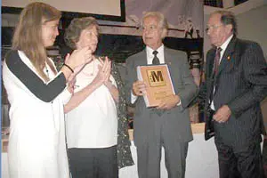 Victoria Cristóbal entrega en Chile un reconocimiento a Elías Vila.