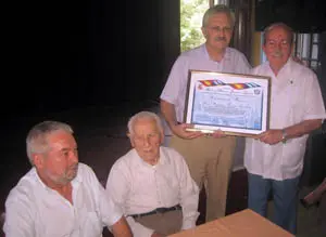 Manolo Pérez le hace entrega a Antonio Trevín del diploma de honor.