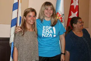  Esperanza Romariz posa, junto a Victoria Cristóbal, con su nueva camiseta. 