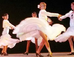 Un momento de la actuación del grupo de danzas.
