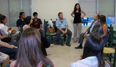 Un momento de la reunión con los jóvenes de la institución.
