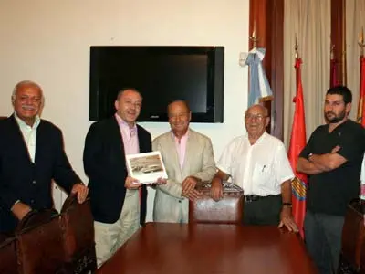 El responsable de Emigración de la Junta conversa con directivos del Centro Salamanca sobre el libro editado por la Dirección General sobre la emigración.