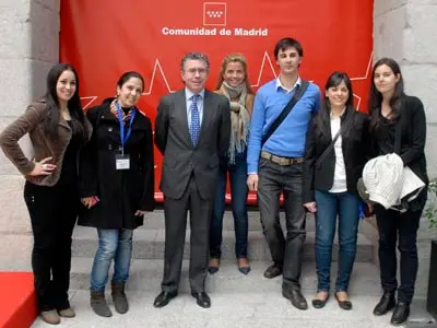 Granados y Cristóbal, junto con los jóvenes becados.