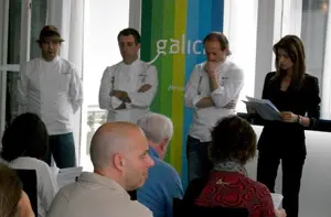  Carmen Pardo estuvo acompa&ntilde;ada, durante la presentaci&oacute;n, por los chefs participantes en el &lsquo;Millesime&rsquo;.