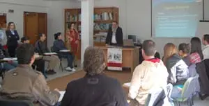  Aguar&oacute;n se dirige a los asistentes al curso de formaci&oacute;n de Santiago.