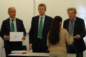 Luigi Nicoli tambi&eacute;n hizo entre de diplomas en presencia de Santiago Camba y Alfonso Rueda.