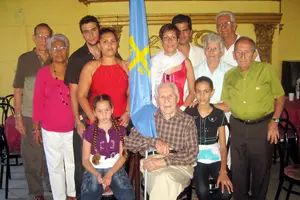  Constante, arropado por la banda astur de familiares.