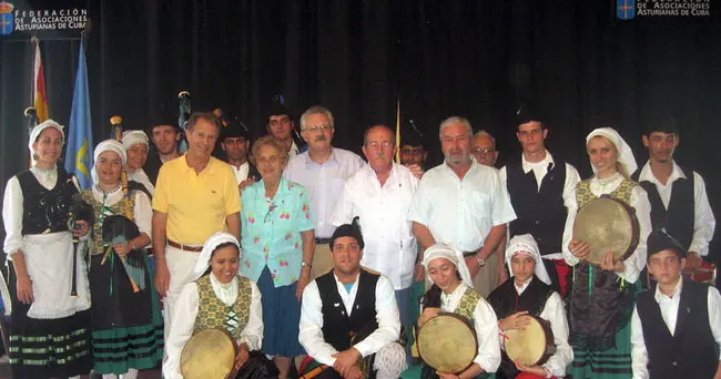  El delegado del Gobierno en Asturias, Antonio Trevín –en el centro de la imagen–, en la Federación de Asociaciones Asturianas en Cuba.