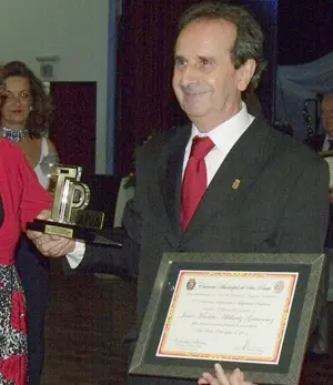 José María Aldariz, con su diploma de reconocimiento.