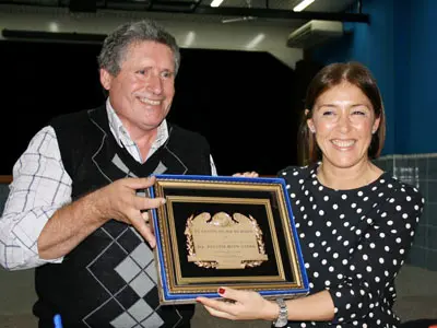  Valentín Beiro, presidente de ‘Hijos de Boiro’, le entrega una placa a Beatriz Mato.