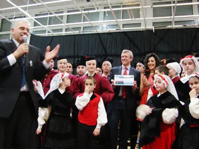  Alfonso Rueda y Luc&iacute;a P&eacute;rez, acompa&ntilde;ados por miembros de &lsquo;As Xeitosi&ntilde;as, escuchan las palabras de Jos&eacute; Gil.