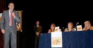 El alcalde de Zas puso en valor la labor de las autoras del libro, las cuales aparecen sentadas en la mesa.
