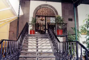 Entrada al edificio, que está en la calle Cerradas de Las Palomas.
