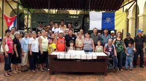 El escritor Manuel López Isla, junto a directivos y algunos de los invitados.