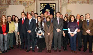 Alfonso Fernández Mañueco, con los descendientes becados este año.