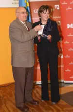 Begoña Serrano recibe la medalla de oro de la Federación de Bolos del Principado.