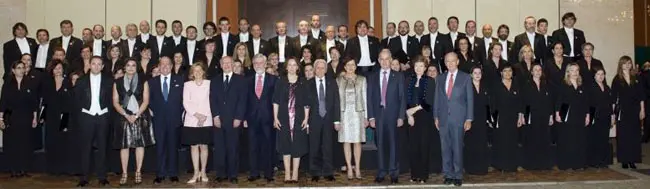 La delegación de la Fundación, incluido el coro, posan junto al embajador y directivos del Centro Asturiano.